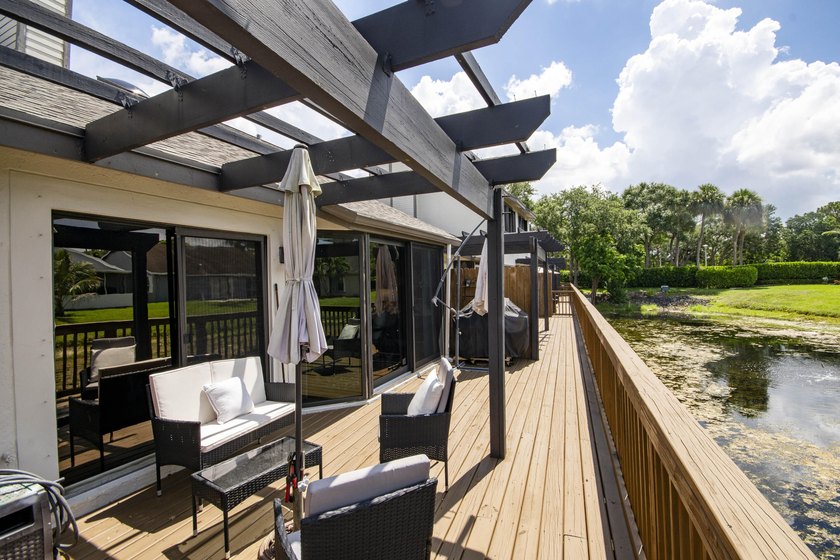 Updated, bright and move-in-ready villa in Landings at River - photo 14