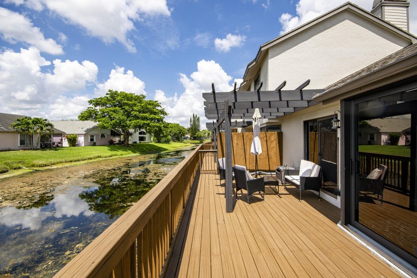 Updated, bright and move-in-ready villa in Landings at River - photo 15