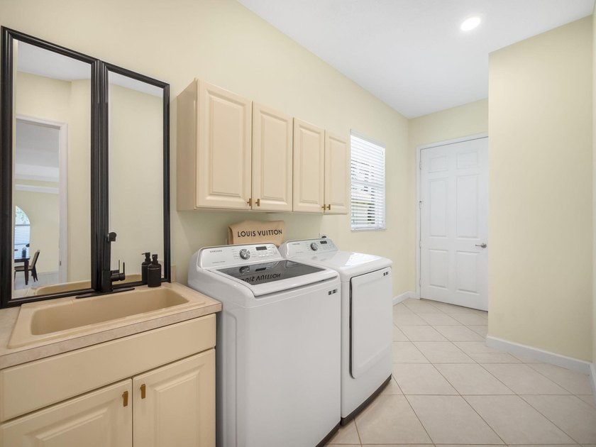 Lovely Furnished Home with Golf Course View. This 2 possible 3BD - photo 16