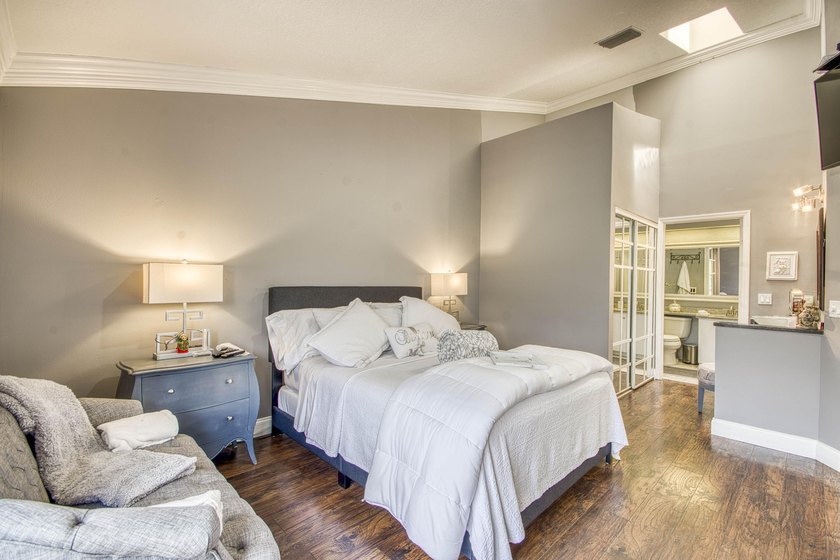 Updated, bright and move-in-ready villa in Landings at River - photo 21