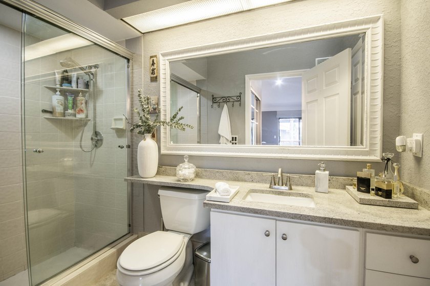Updated, bright and move-in-ready villa in Landings at River - photo 22