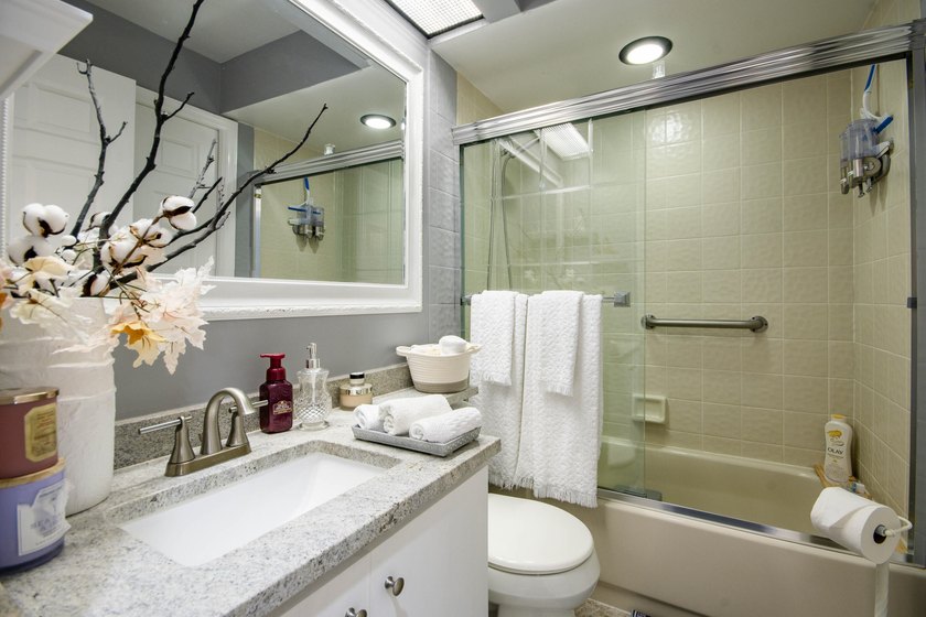 Updated, bright and move-in-ready villa in Landings at River - photo 24