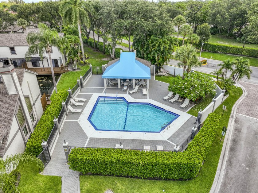 Updated, bright and move-in-ready villa in Landings at River - photo 27