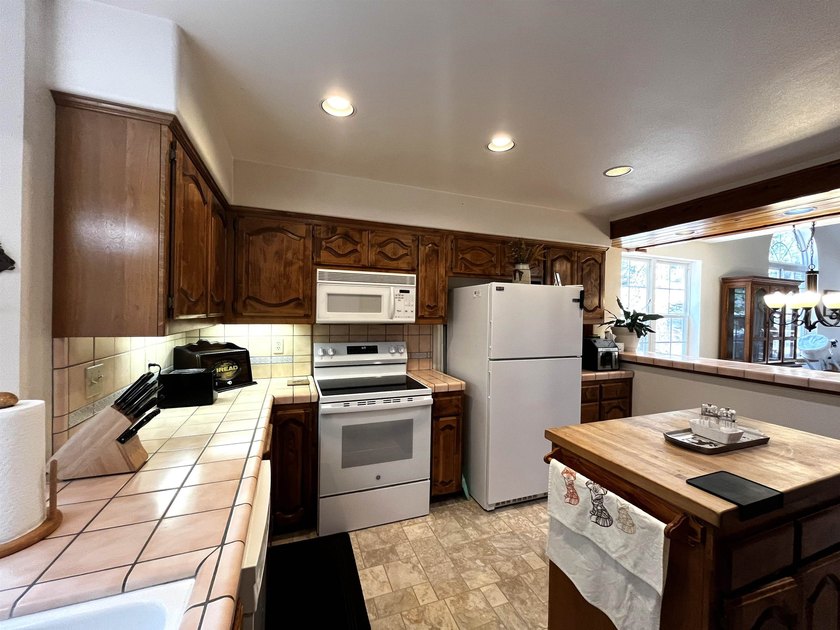 Charming mountain home in desirable Lake Almanor West! This - photo 2
