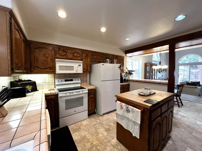 Charming mountain home in desirable Lake Almanor West! This - photo 3