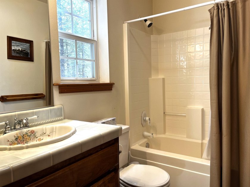 Charming mountain home in desirable Lake Almanor West! This - photo 9