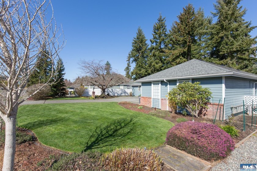Stunning golf course views in this beautiful one level home - photo 3