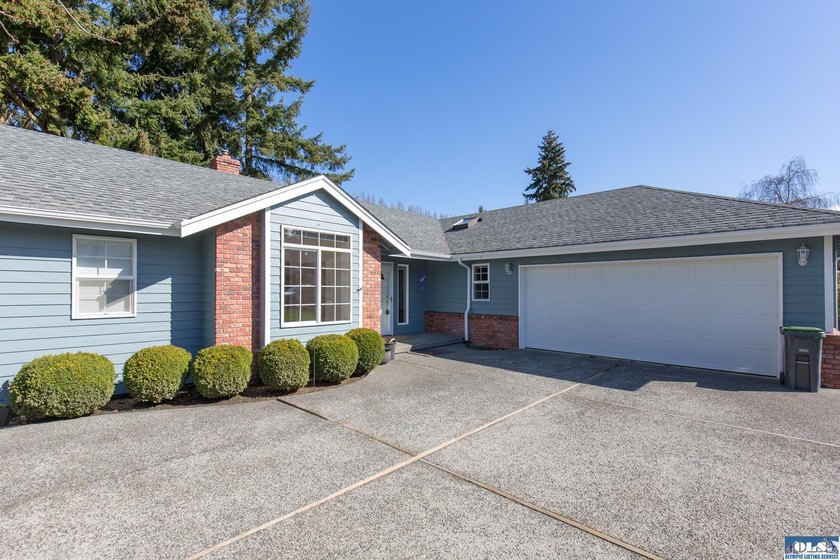 Stunning golf course views in this beautiful one level home - photo 5