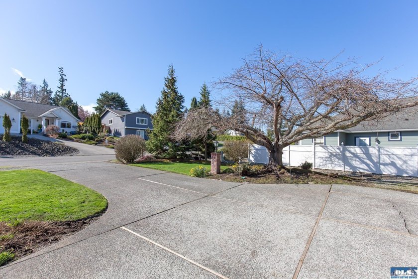 Stunning golf course views in this beautiful one level home - photo 6