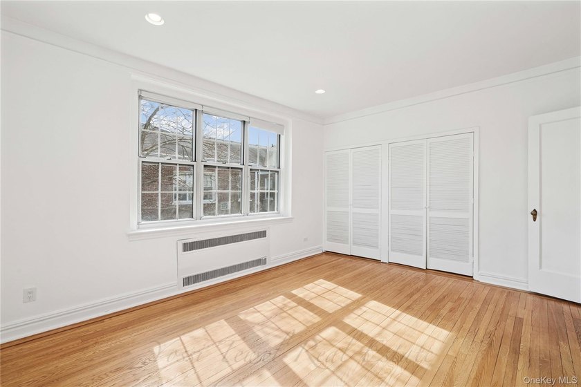 Welcome to 1 Meadow Dr in Woodmere, New York. A stunning - photo 6