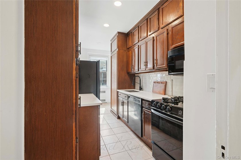 Welcome to 1 Meadow Dr in Woodmere, New York. A stunning - photo 8