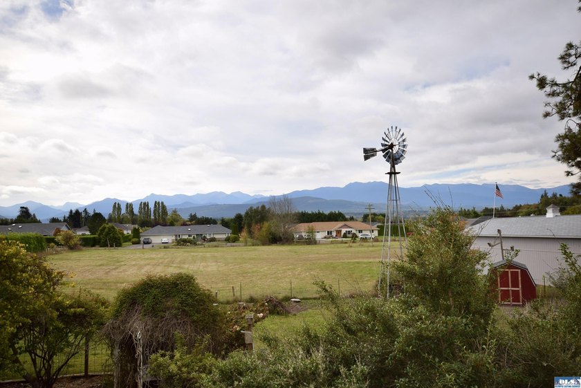 Step into a piece of local history with this remarkable property - photo 4
