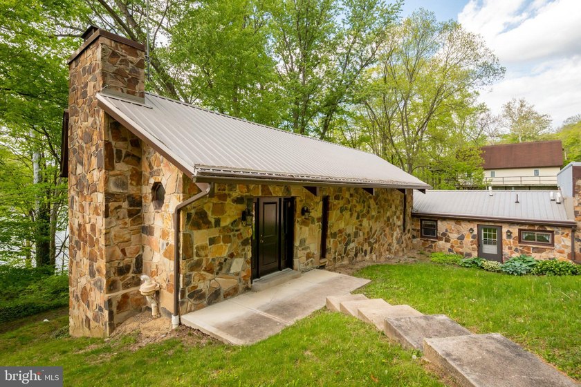 Beautiful stone lakefront home! This property has 2 parcels with - photo 6