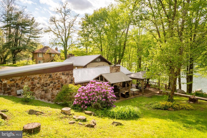 Beautiful stone lakefront home! This property has 2 parcels with - photo 7