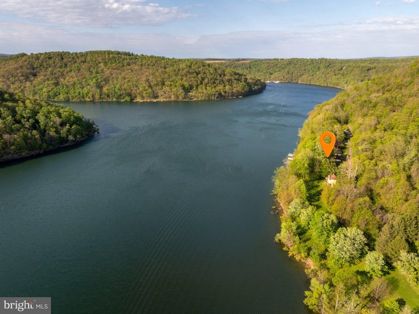 Beautiful stone lakefront home! This property has 2 parcels with - photo 10