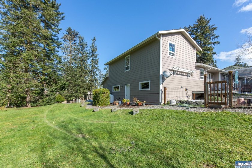 Quality-built custom home by Joe Fazio. Golf course views from - photo 10