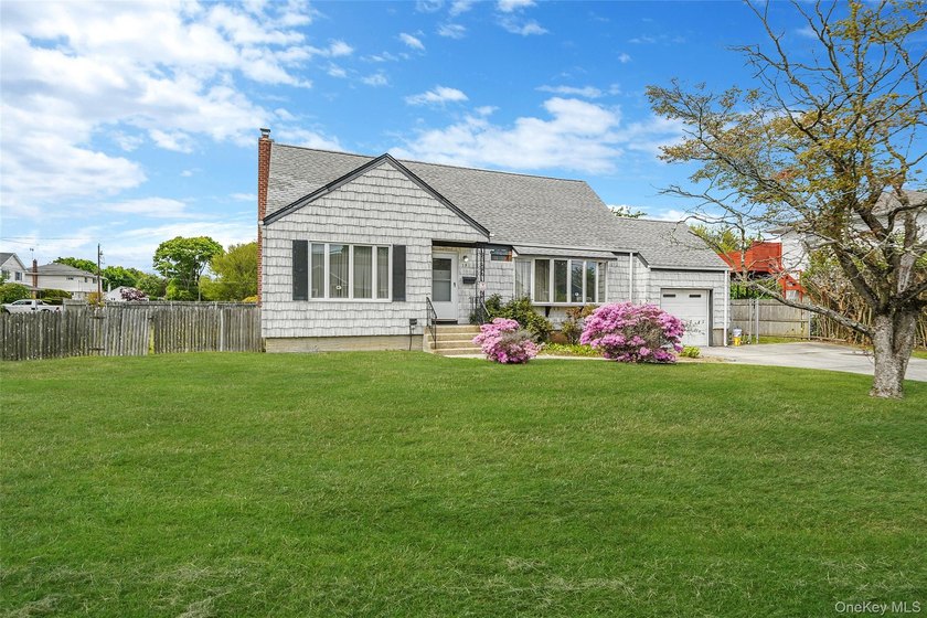 This spacious five-bedroom, two-full-bath corner-lot home in - photo 2