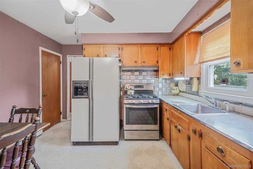 This spacious five-bedroom, two-full-bath corner-lot home in - photo 7