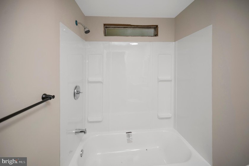 Beautifully fully renovated 3 bedroom double wide manufactured - photo 31