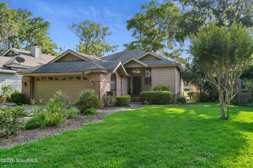 Welcome home to this inviting single-level cottage tucked away - photo 2