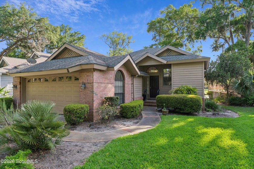 Welcome home to this inviting single-level cottage tucked away - photo 3