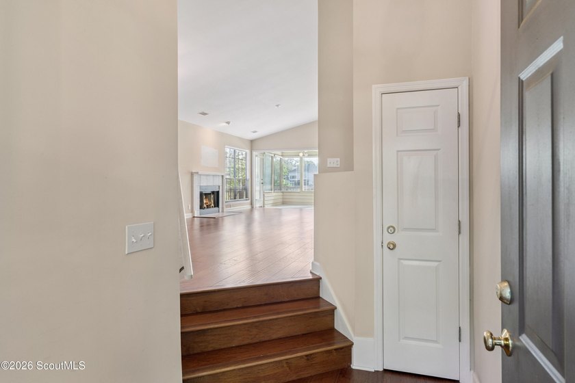 Welcome home to this inviting single-level cottage tucked away - photo 4