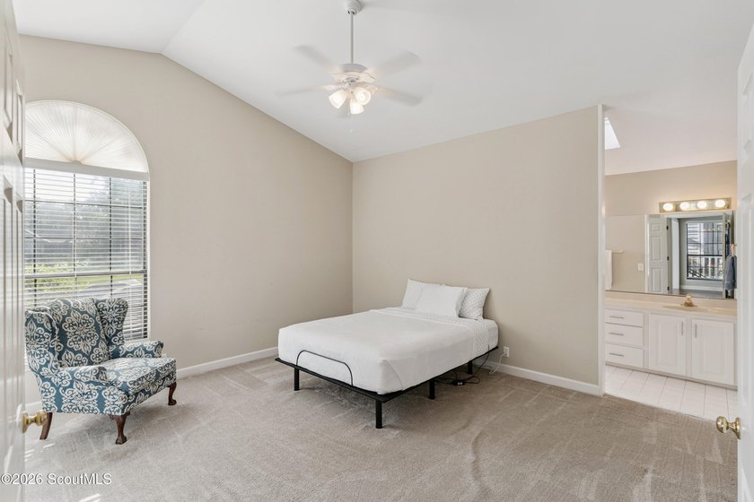 Welcome home to this inviting single-level cottage tucked away - photo 9