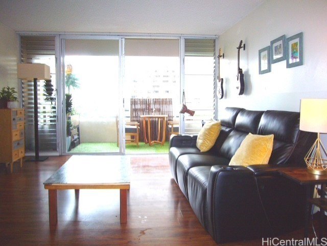 A Boutique condo Located on the Diamond Head side of the Ala Wai - photo 2