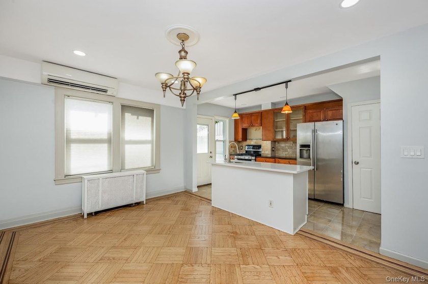 Beautiful, well-maintained house w/hardwood floors. New windows - photo 3
