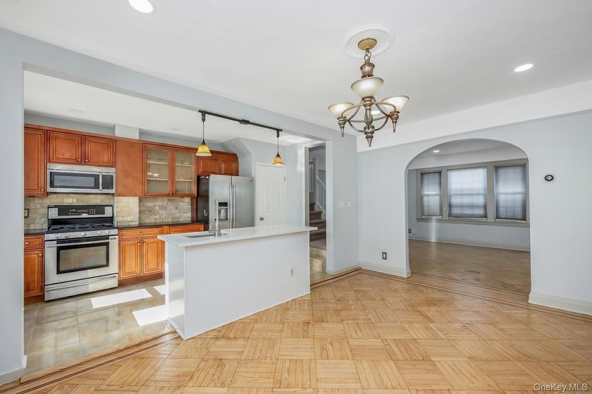 Beautiful, well-maintained house w/hardwood floors. New windows - photo 4