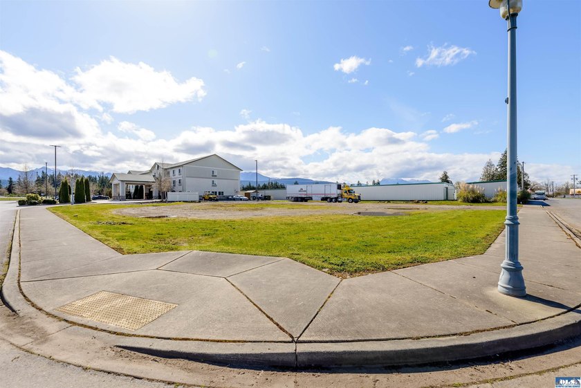 Stellar location just off one of the Hwy 101 main ramps into - photo 6