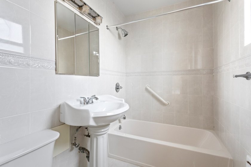 Welcome to this spacious Jackson Heights residence in a - photo 8