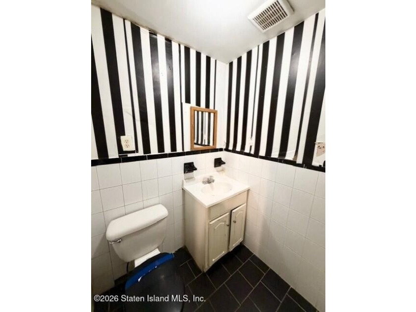 Welcome to this Charming Single Family in the Desirable - photo 6