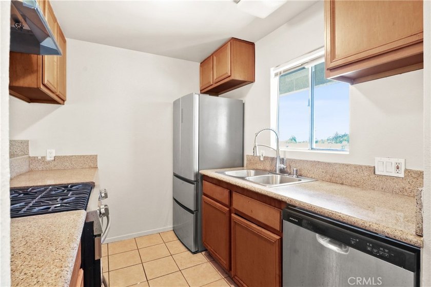 Welcome to this charming North Alamitos Beach condo, ideally - photo 12