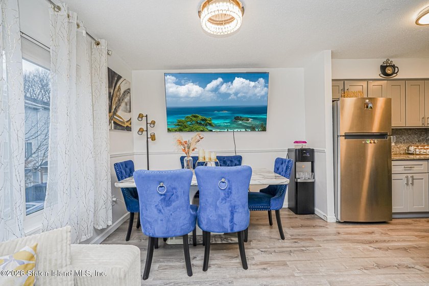 Beautifully renovated 2-bedroom end-unit townhouse located in - photo 3