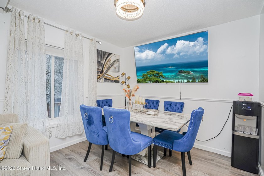 Beautifully renovated 2-bedroom end-unit townhouse located in - photo 4