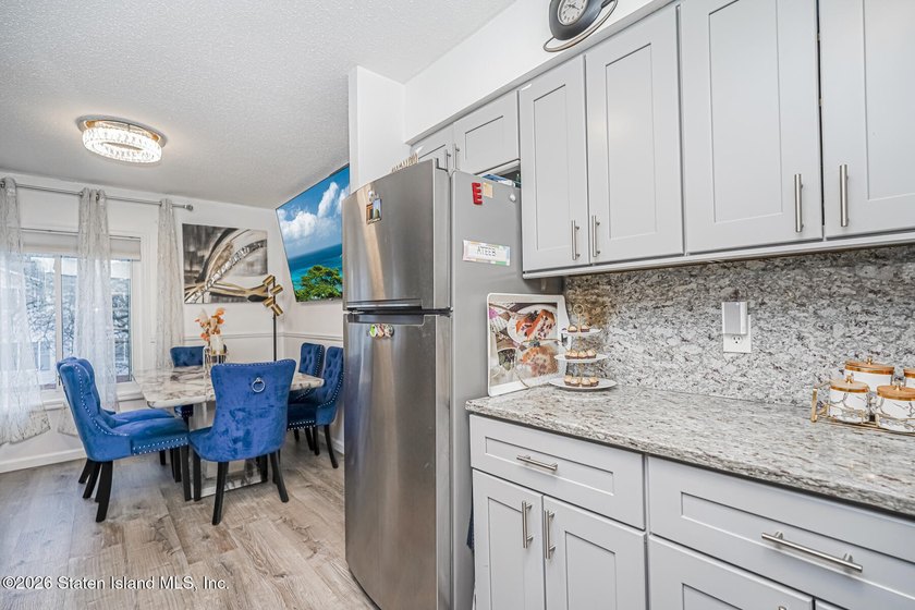 Beautifully renovated 2-bedroom end-unit townhouse located in - photo 10