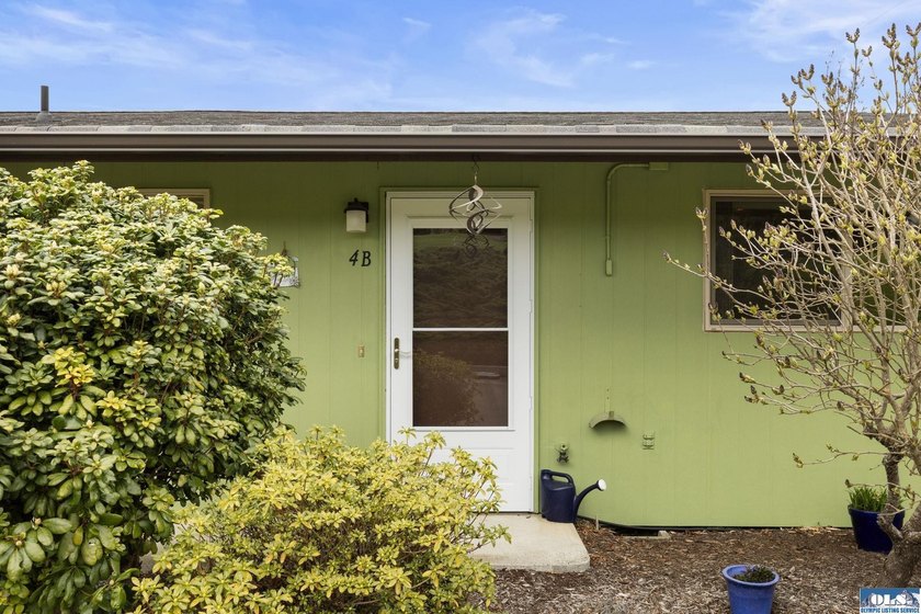 Welcome to easy convenient living in the heart of beautiful - photo 4