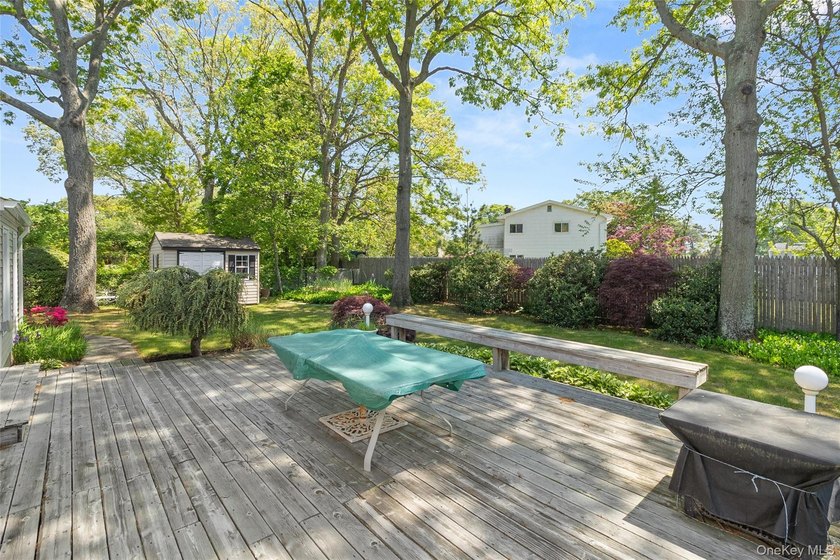 Welcome to this beautifully maintained and spacious home nestled - photo 22