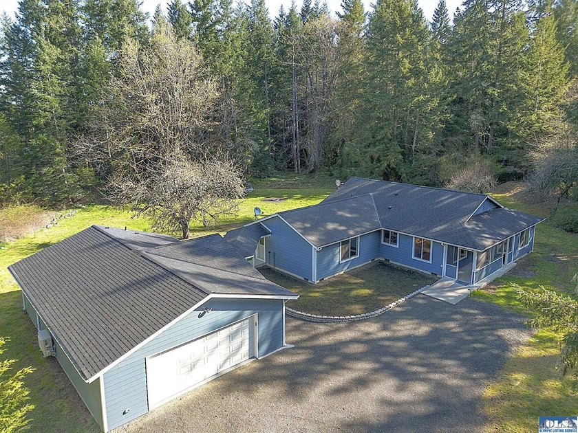 Tucked away privacy with surrounding trees (including fruit - photo 4