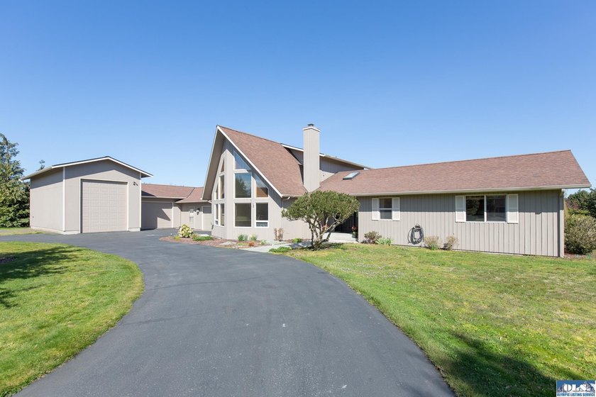 Beautifully appointed and thoughtfully upgraded, this Northwest - photo 2