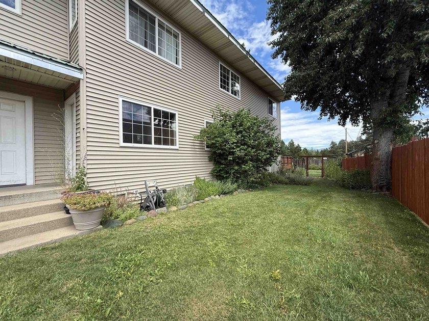 Beautiful home on a spacious lot in Westwood! This 4-bedroom, 2 - photo 2