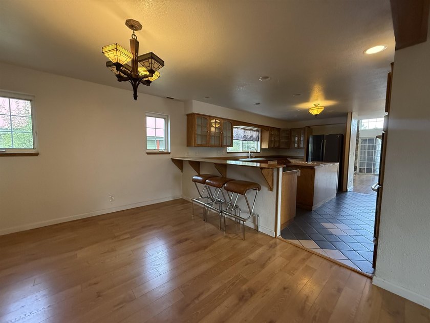 Beautiful home on a spacious lot in Westwood! This 4-bedroom, 2 - photo 3