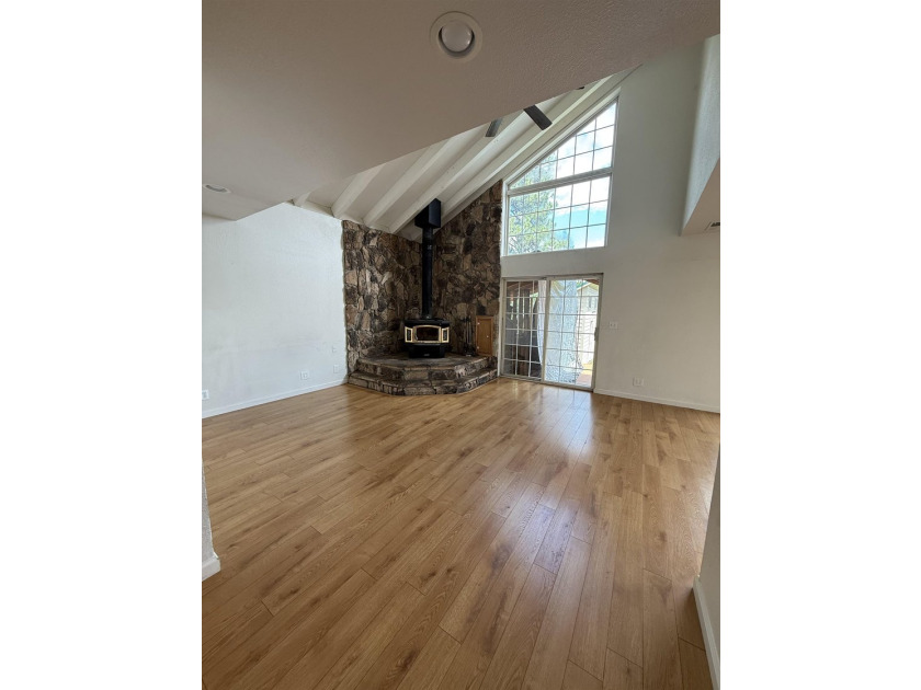 Beautiful home on a spacious lot in Westwood! This 4-bedroom, 2 - photo 6