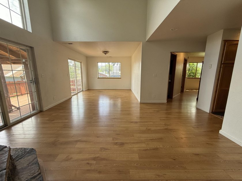 Beautiful home on a spacious lot in Westwood! This 4-bedroom, 2 - photo 7