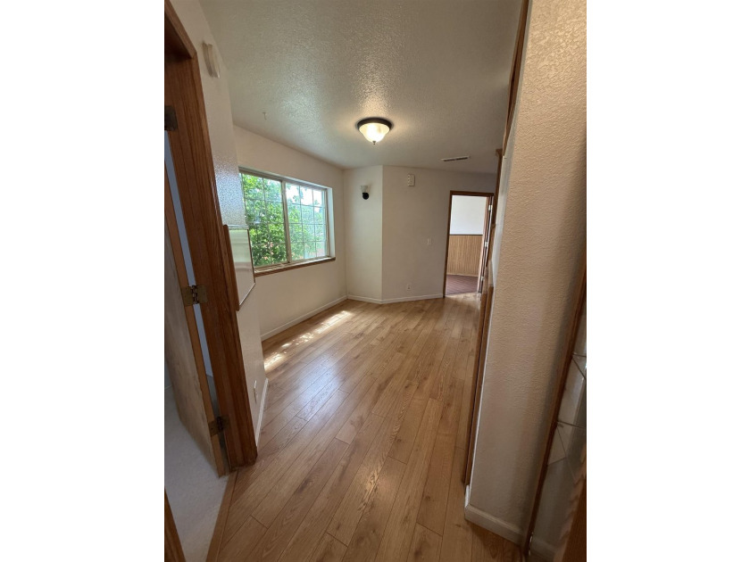 Beautiful home on a spacious lot in Westwood! This 4-bedroom, 2 - photo 8