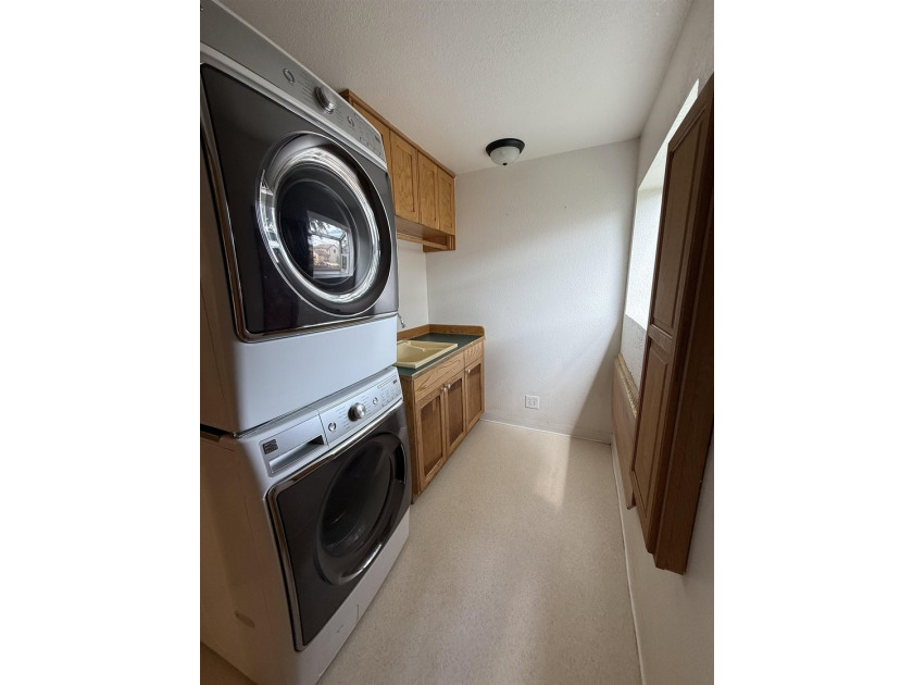 Beautiful home on a spacious lot in Westwood! This 4-bedroom, 2 - photo 9
