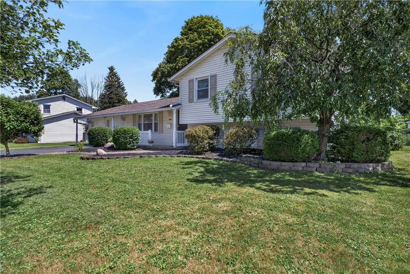 Welcome to this spacious 1672 sq. ft. split level home in a - photo 3