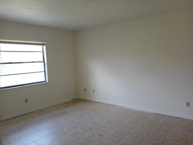 Located in a nicely maintained neighborhood. This condo - photo 14