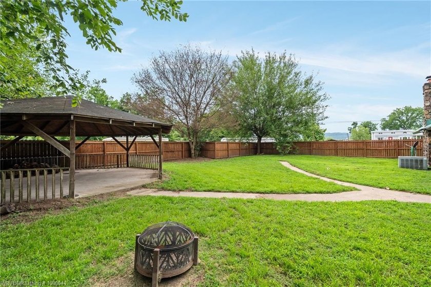 Beautiful 3-bedroom, 2-bath log home offering 1,860 square feet - photo 28
